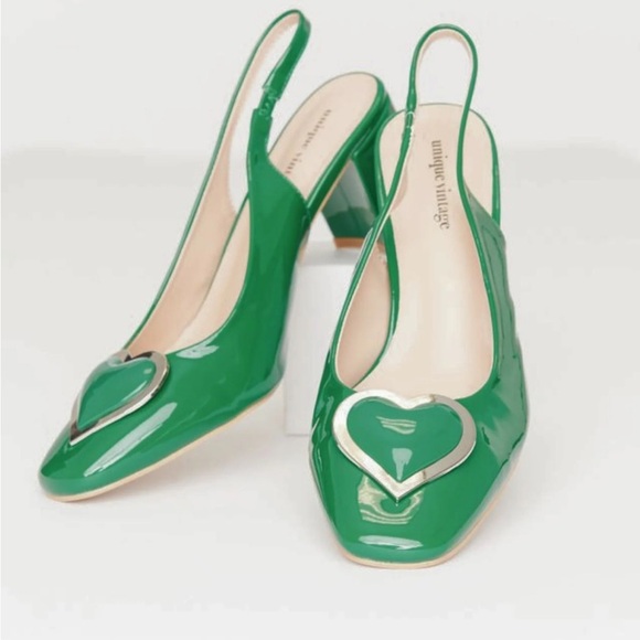 Happy Holidays with these NEW STUNNING! Unique Vintage Green Slingback Heels